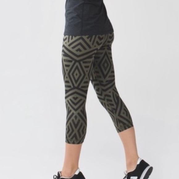 Lululemon Wunder Under Crop - Picture 2 of 6